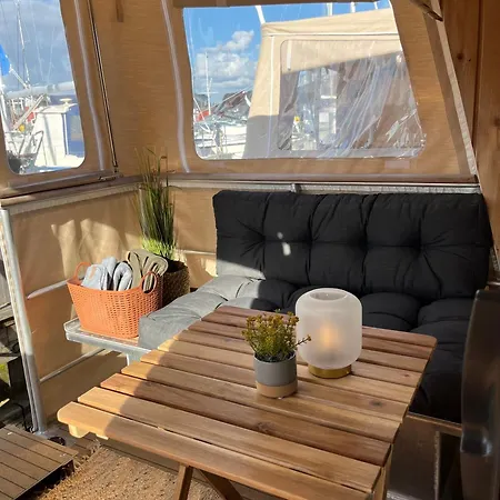 Botel Maduco, Waterfront Krabben *