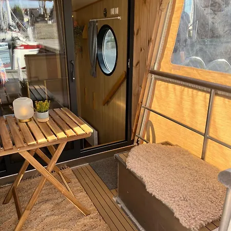 Maduco, Waterfront Krabben Úszó hotel