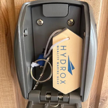 Úszó hotel Maduco, Waterfront Krabben *